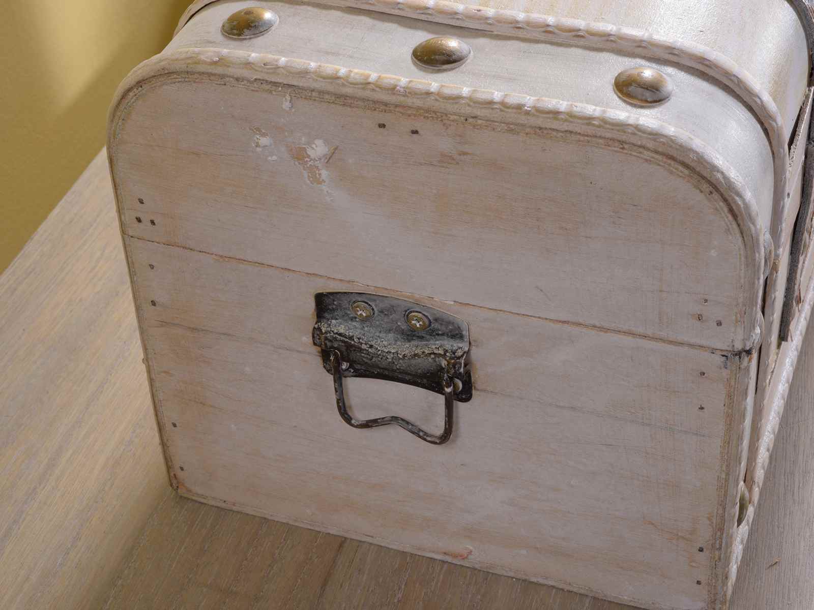 Legno bianco antichizzato: paese and elegante on. armadio antico ...