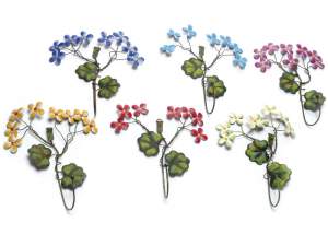 Percha de metal con gancho y flores