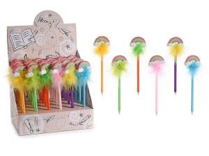 Bolígrafo con arcoíris en resina y plumas en exposición.