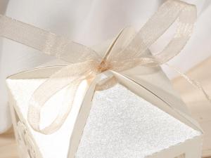Cajas de regalos con decoración de flores de papel
