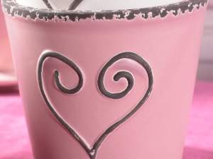 Wholesaler of ceramic vases with heart decoration