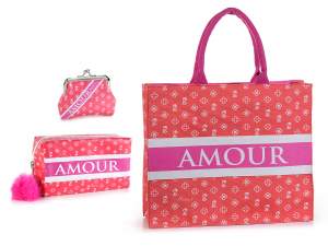 Set aus roter Tragetasche und Geldbörse mit „Amour“-Aufdruck