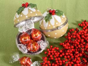 wholesaler christmas baubles polka dots berries