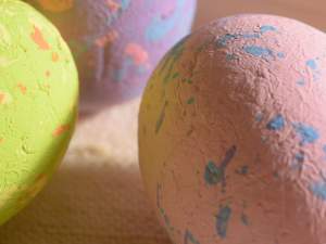Angrosisti au colorat batoane de oua