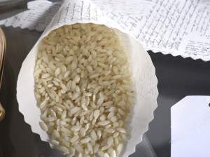 Großhändler Zapfen bringt Reis Konfetti Papier