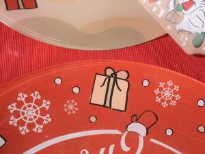 Plato navideño redondo con decoración de gnomos al