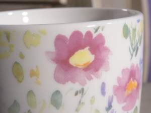 Wholesaler of porcelain cups with gold floral deco
