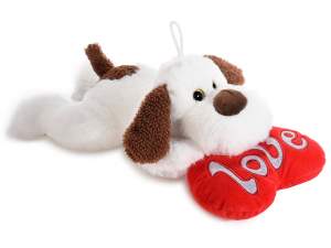 Câine de pluș culcat cu inimă brodată „Love”.