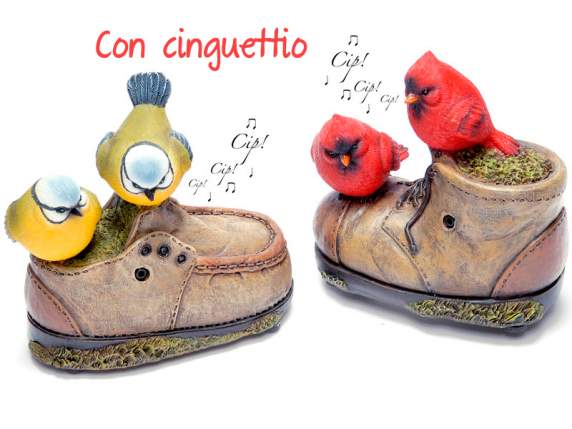 Pareja de pajaros que gorjean sobre zapato de resina