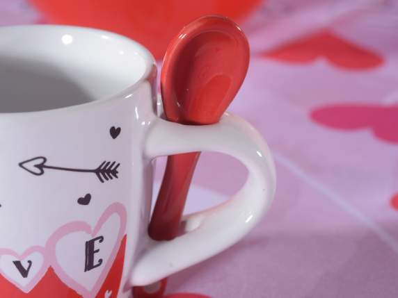 Taza de café de porcelana decorada con cucharilla.