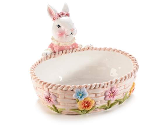 Cesta de cerámica con conejo y adornos en relieve.