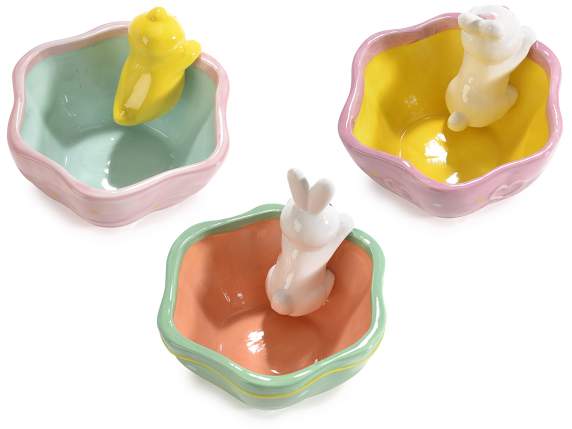 Recipiente de cerámica de colores con animal de Pascua