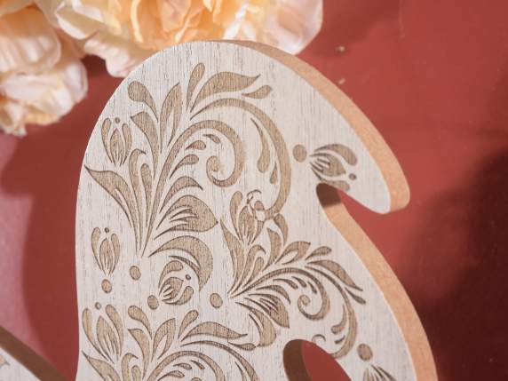 Rubio de madera con adornos grabados para colocar.