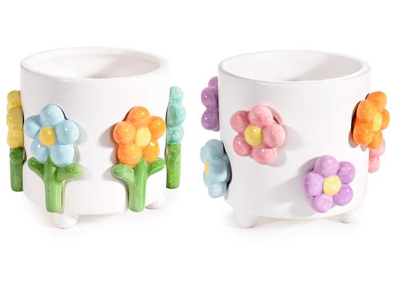 Jarrón de cerámica brillante con adornos florales en relieve