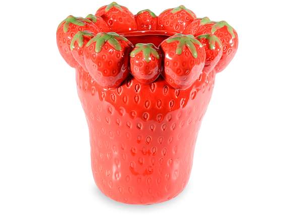 Jarrón de cerámica con fresas decorativas.