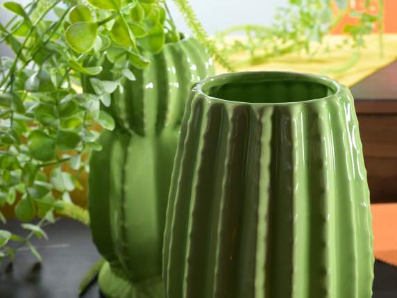 Jarrón de cactus de cerámica con detalles en relieve.
