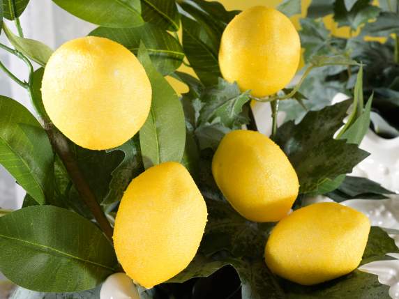 Rama con 3 limones artificiales con hojas