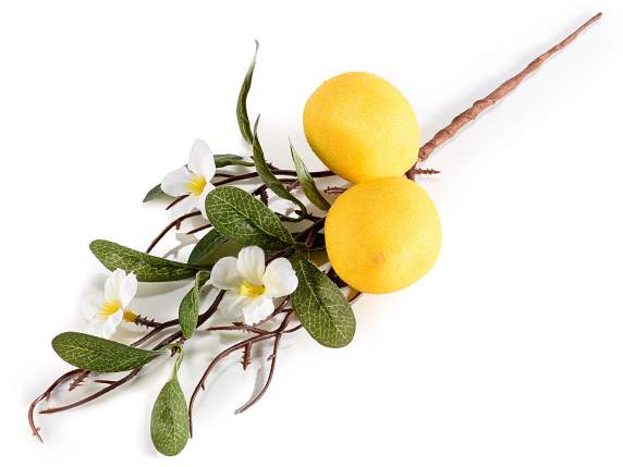 Ramita de limones artificiales con flores y hojas.