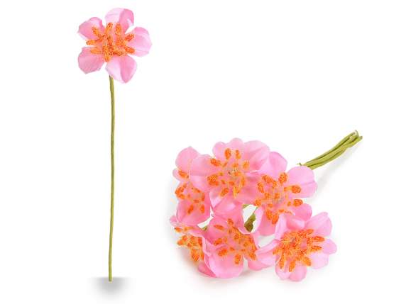 Flor artificial de tela rosa con pistilos de colores