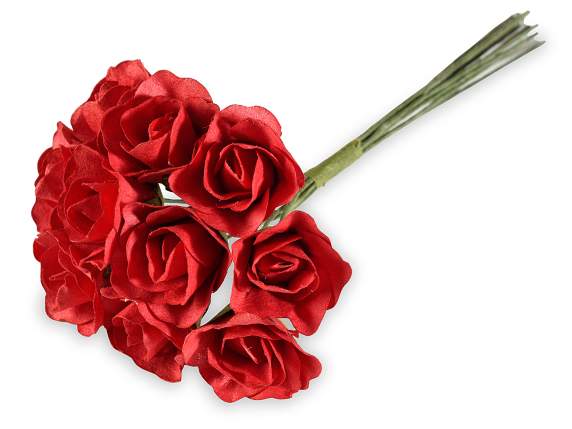 Rosa de papel roja artificial con tallo moldeable.