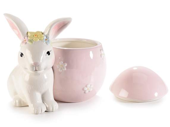 Tarro de cerámica para guardar huevos con conejo.