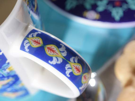 Taza de porcelana con decoración Mayólica