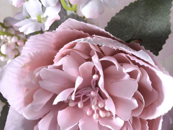 Anémona de tela rosa con flores y bayas