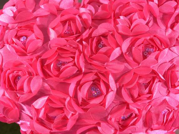 Pernă inimă cu trandafiri din material textil și spate de pl