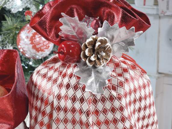 Crenguță cu con de pin acoperit de zăpadă și decorațiuni
