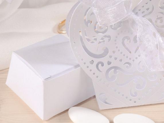 Cutie de favoruri în formă de inimă din hârtie albă sidefată