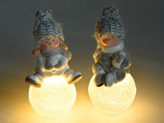 Junge-Mädchen aus Keramik auf Schneeball mit LED-Licht und H