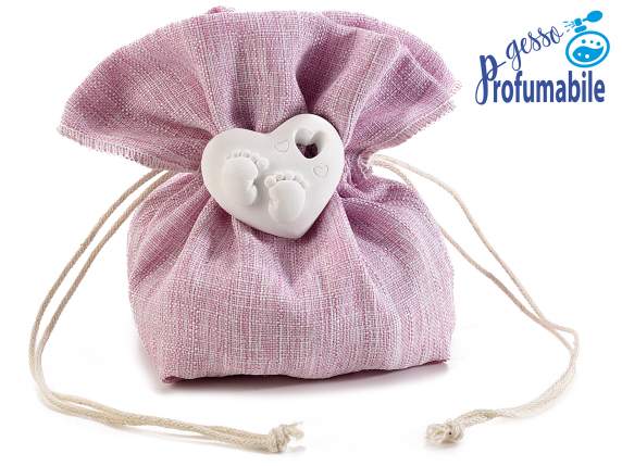 Bolsa de algodón con pies de bebé sobre corazón de yeso y ti