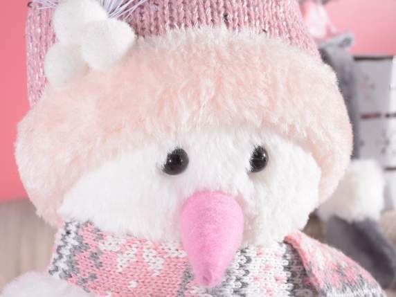 Bonhomme de neige en peluche avec écharpe et bonnet tricoté