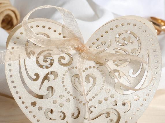 Caja para regalos en forma de corazón en papel perla crema
