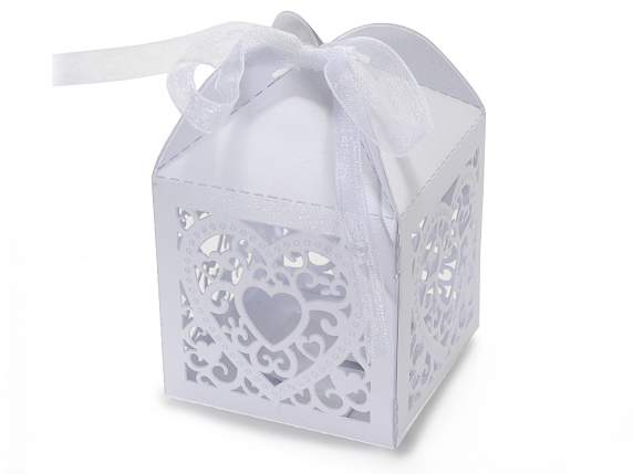 Caja de regalos en papel blanco con tallas de corazones