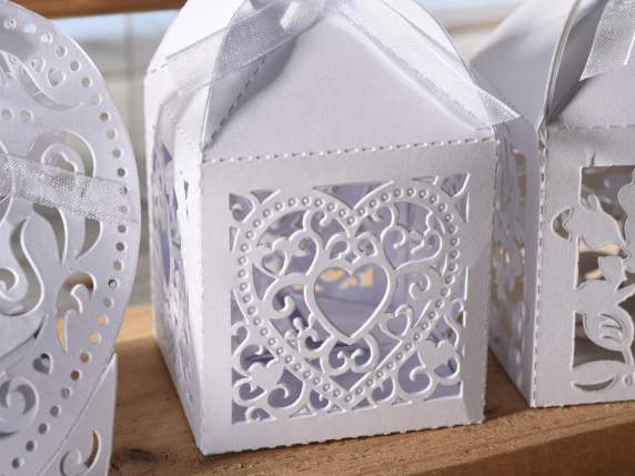 Caja de regalos en papel blanco con tallas de corazones
