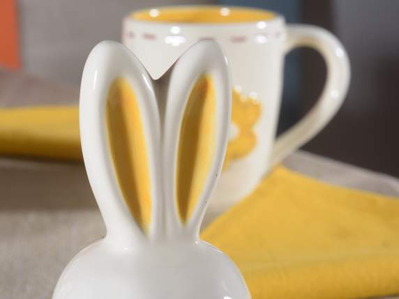 Campana de cerámica con orejas de conejo y decoración en rel