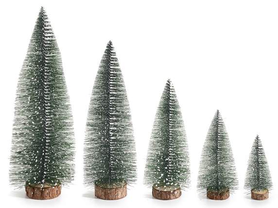 Set aus 5 verschneiten Weihnachtsbäumen auf Holzsockel