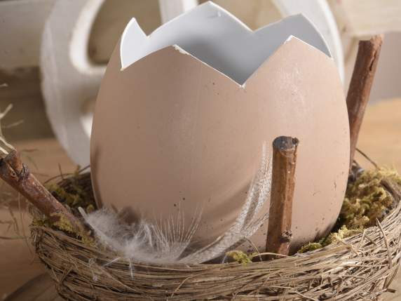 Ou decorativ în cuib de paie