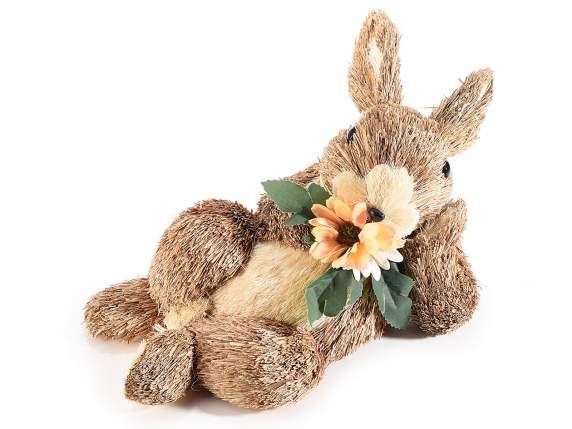 Conejo de fibra natural tumbado con flor.