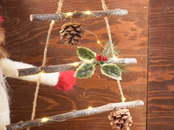 Sapin de Noël en bois avec décorations enneigées et lumières
