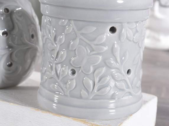 Esencias ardientes en cerámica gris con decoraciones en reli