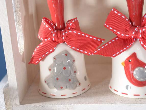 Keramikglocke mit Weihnachtsschmuck und Schleife