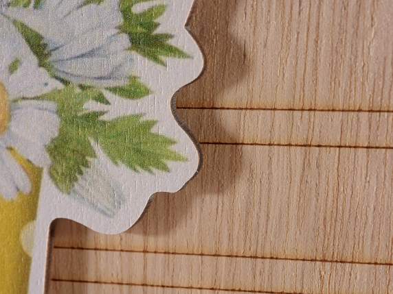 Panier en bois avec anse et décor en relief