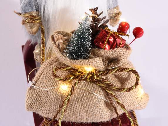 Weihnachtsmann aus weichem Stoff auf Schlitten mit Geschenke