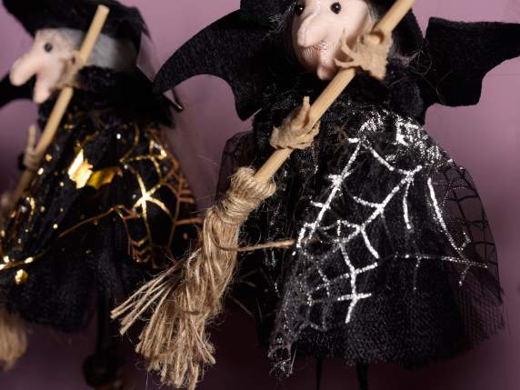Langbeinige Befana-Hexe mit Tüllkleid und Besen zum Aufhänge