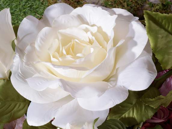 Stoffgirlande aus Rosen und weißen Knospen zum Aufhängen
