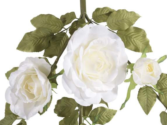 Stoffgirlande aus Rosen und weißen Knospen zum Aufhängen
