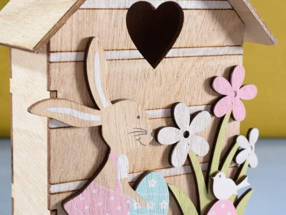 Holzhaus mit Hase, Blumen und Herzschnitzerei