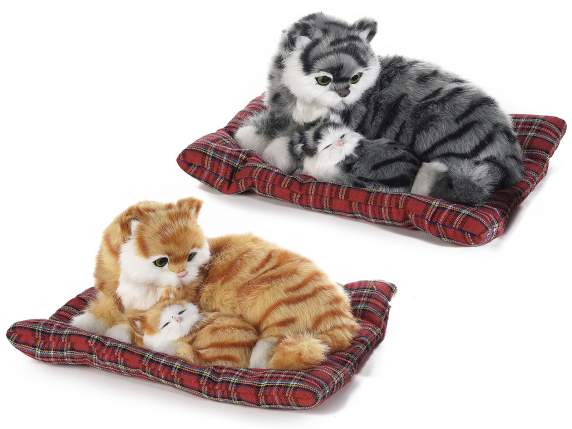 Kunstpelz Katze mit Welpen auf Kissen